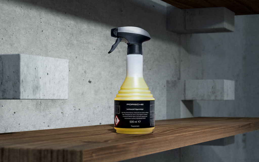 Rim cleaner with spray head